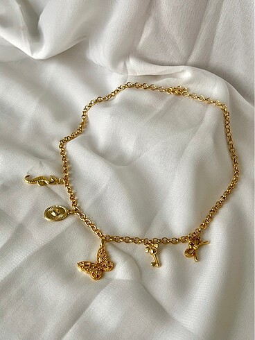 5 charmlı gold kolye