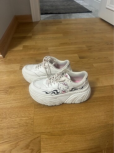 Bershka Hello Kitty Sneaker