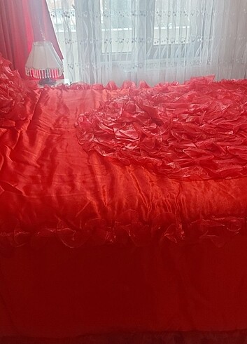 Saten kırmızı yatak ortusu