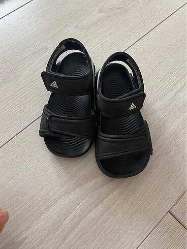 22 Beden siyah Renk Adidas sandalet