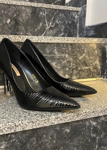 Parlak Siyah Yılan Desenli Pliseli Stiletto