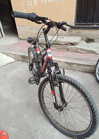 Siyah kırmızı büyük bisiklet - Görsel 3