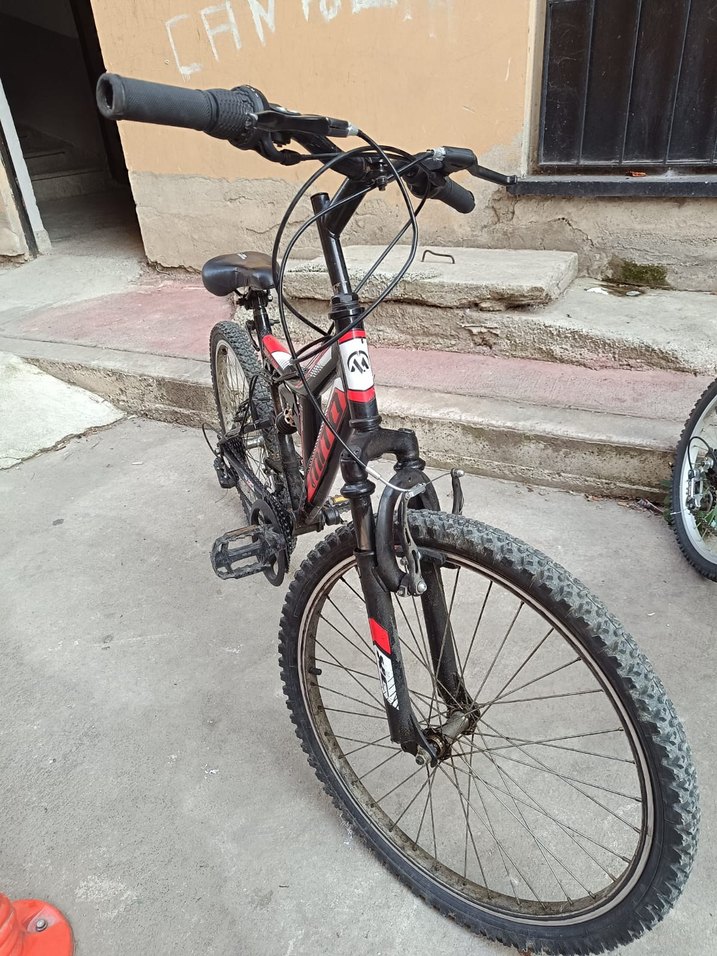 Siyah kırmızı büyük bisiklet - Görsel 3