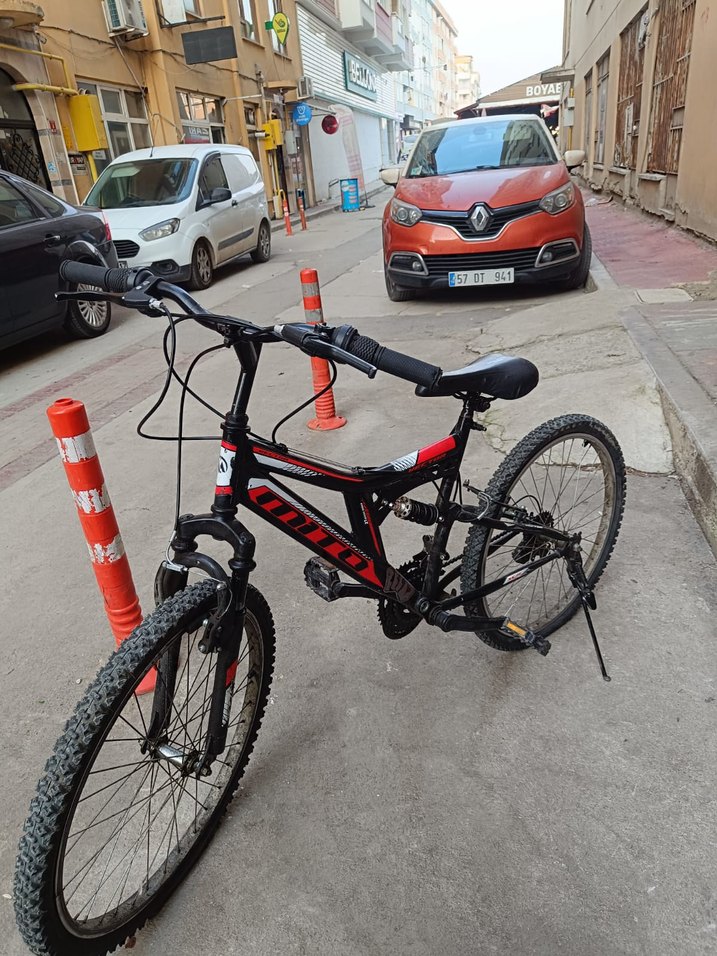 Siyah kırmızı büyük bisiklet - Görsel 2