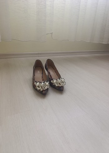 Boncuklu Yılan Desenli Kahverengi Dolgu Topuklu Ayakkabı - Görsel 2