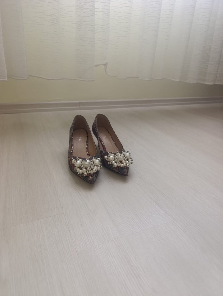 Boncuklu Yılan Desenli Kahverengi Dolgu Topuklu Ayakkabı - Görsel 2