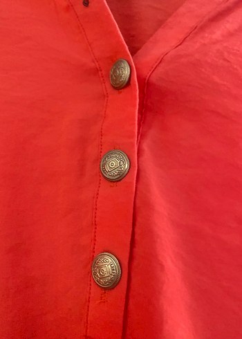 Kırmızı V Yaka Düğmeli Keten Gömlek - Görsel 2