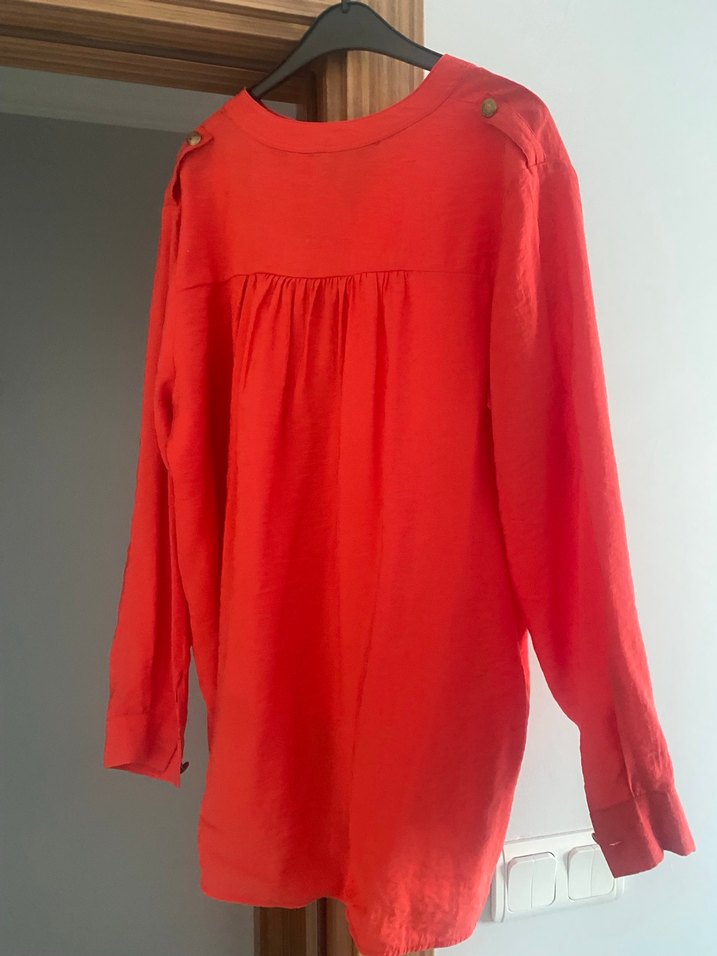 Kırmızı V Yaka Düğmeli Keten Gömlek - Görsel 4