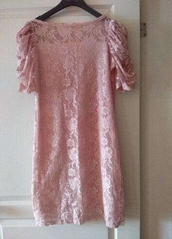 Pembe elbise