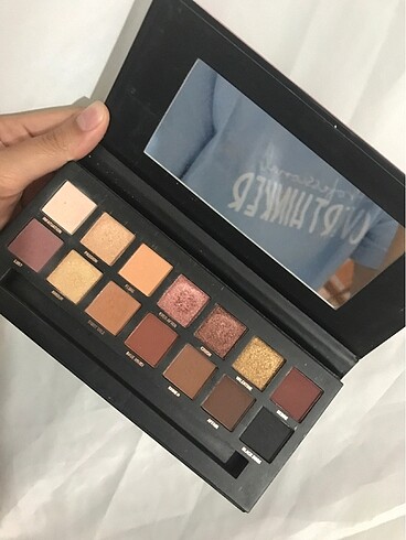 Wet n wild W7 Romanced far paleti