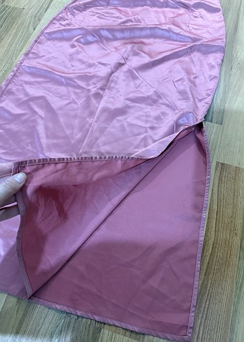 Diğer Pembe Parlak Saten Uzun yırtmaçlı Drapeli Etek