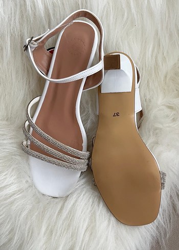 Beyaz Süet Tokalı Kadın Topuklu Sandalet - Görsel 3