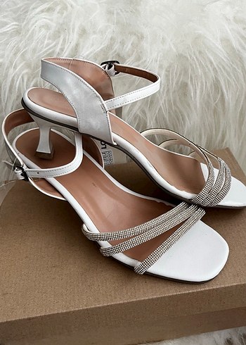 Beyaz Tokalı Kadın Topuklu Abiye Ayakkabı - Görsel 2