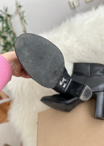 Siyah Deri Tokalı Kadın Bot - Görsel 4