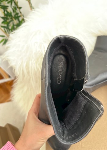 Siyah Deri Tokalı Kadın Bot - Görsel 3