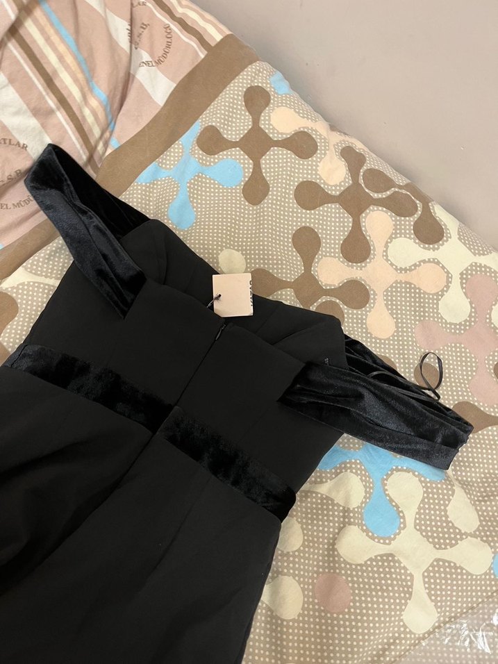 Siyah Kadife detaylı Straplez şık Kadın Tulum - Görsel 3