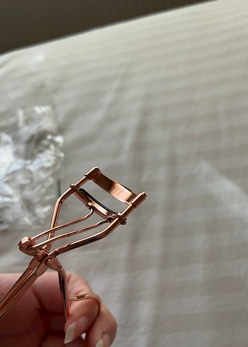 Parlak Bej Kirpik Kıvırıcı - Görsel 3