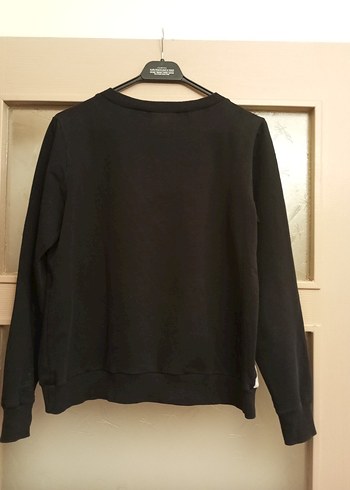 l Beden siyah Renk Moschino marka L beden sweat ölçüleri açıklamada yazıyor temiz