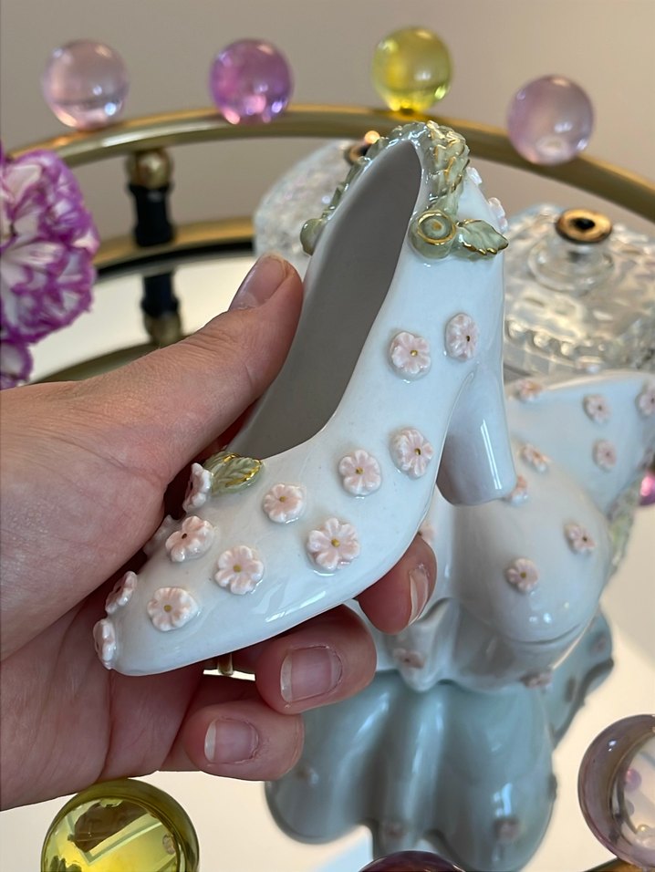 Beyaz Süslemeli  Porselen Fincan ve Ayakkabı Seti - Görsel 2