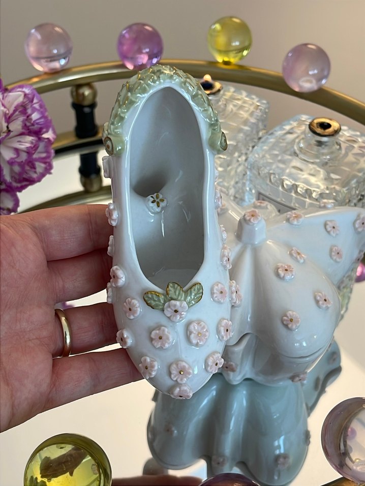 Beyaz Süslemeli  Porselen Fincan ve Ayakkabı Seti - Görsel 3