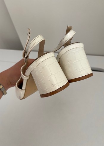 Y-London Beyaz Yılan Desenli Tokalı Stiletto