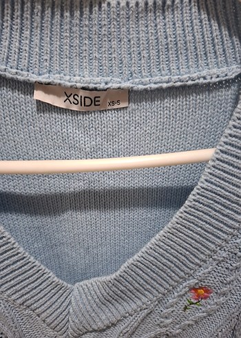 Nakışlı Mavi V Yaka Kısa Süveter - Görsel 3