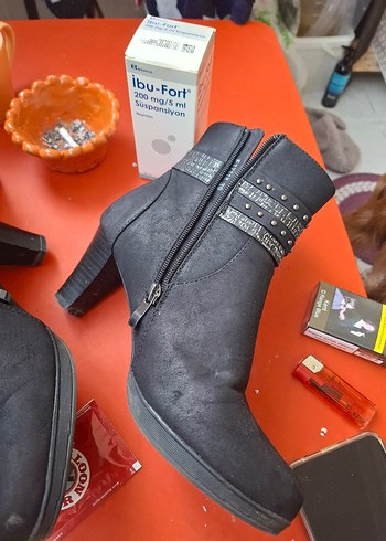 Tokalı Siyah Süet Gotik Topuklu Botlar - Görsel 4