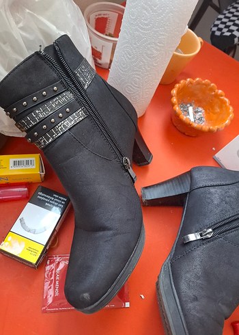 Tokalı Siyah Süet Gotik Topuklu Botlar - Görsel 3