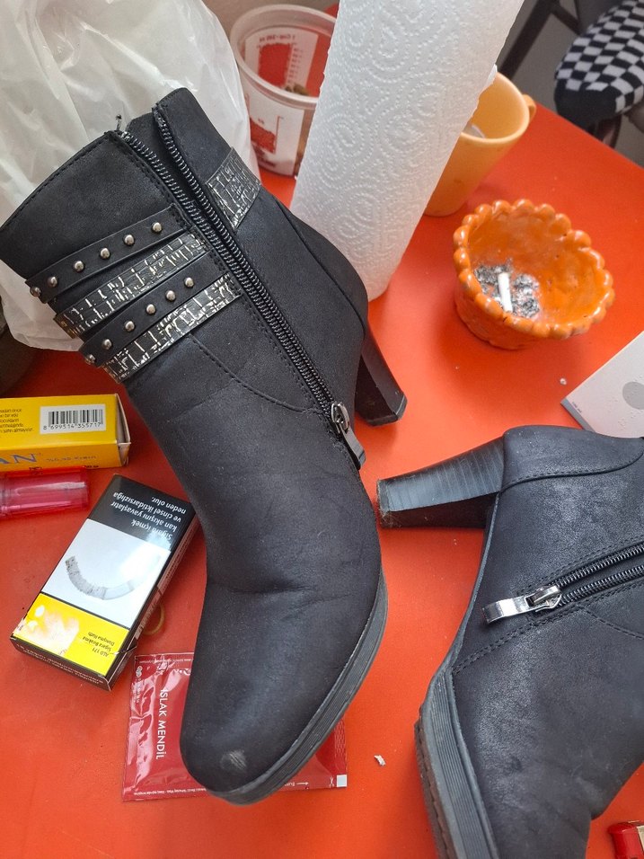 Tokalı Siyah Süet Gotik Topuklu Botlar - Görsel 3