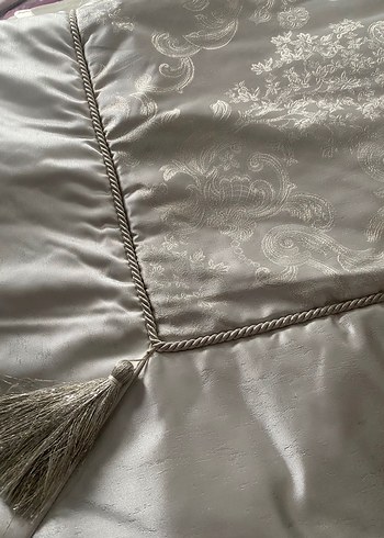 Nakışlı Beyaz Yatak Örtüsü Gri Detaylı - Görsel 2