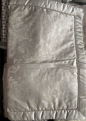 Nakışlı Beyaz Yatak Örtüsü Gri Detaylı - Görsel 3