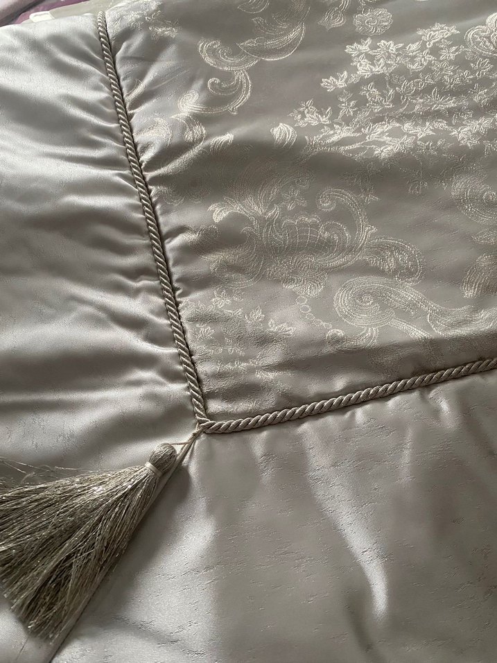Nakışlı Beyaz Yatak Örtüsü Gri Detaylı - Görsel 2