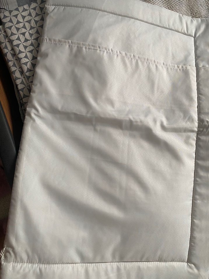 Nakışlı Beyaz Yatak Örtüsü Gri Detaylı - Görsel 4