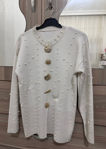 Düğmeli Beyaz Nakışlı Kadın Triko Kazak - Görsel 2
