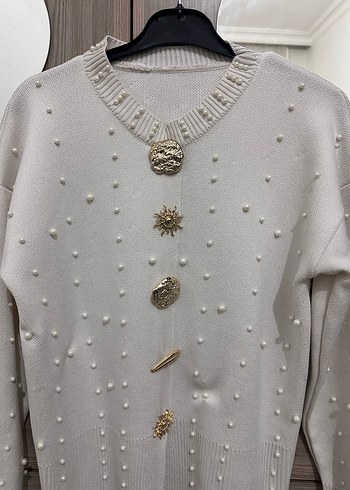 Düğmeli Beyaz Nakışlı Kadın Triko Kazak - Görsel 3