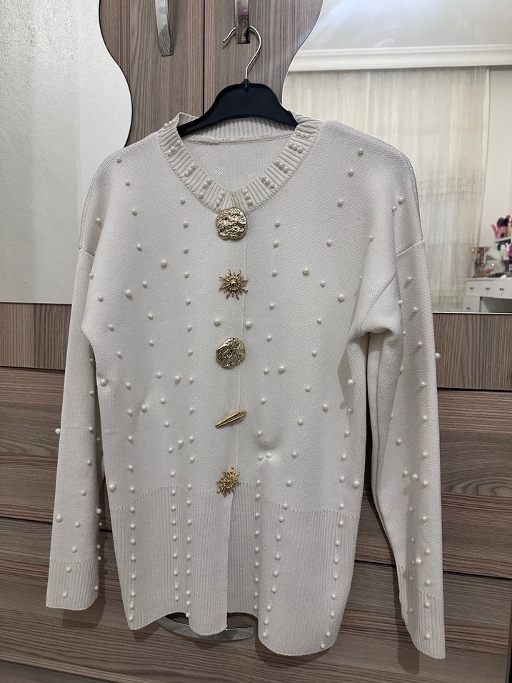 Düğmeli Beyaz Nakışlı Kadın Triko Kazak - Görsel 2