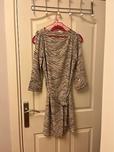 h&m kemerli zebra elbise