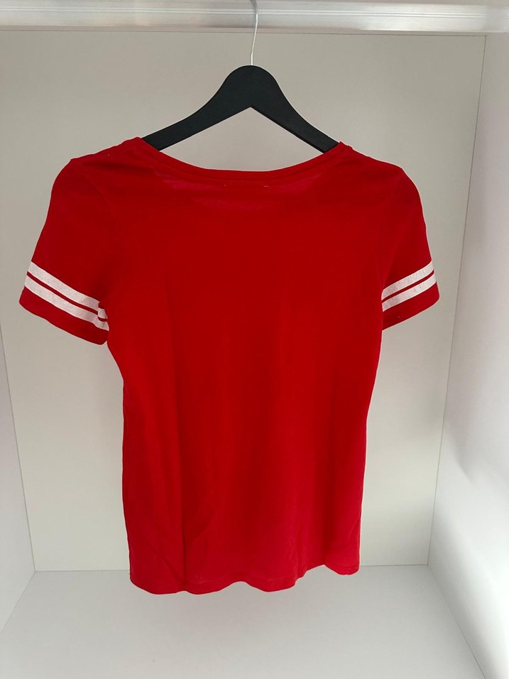 Kırmızı Baskılı Kadın Tişörtü - Görsel 3