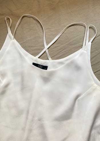 Beyaz V Yakalı Kadın Atlet - Görsel 2