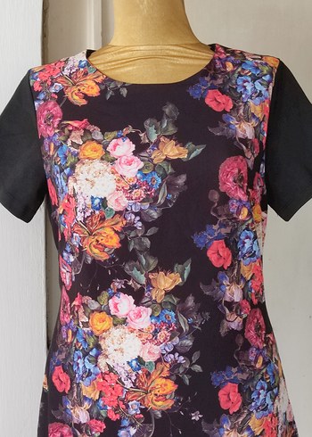 Çiçek Desenli Elbisesi - Görsel 3