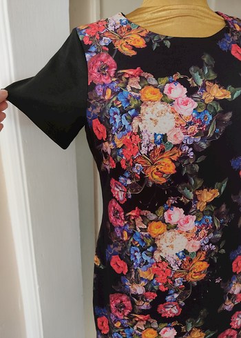 Çiçek Desenli Elbisesi - Görsel 4