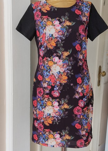 Çiçek Desenli Elbisesi - Görsel 2