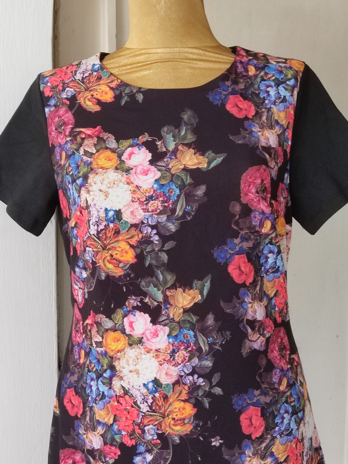 Çiçek Desenli Elbisesi - Görsel 3