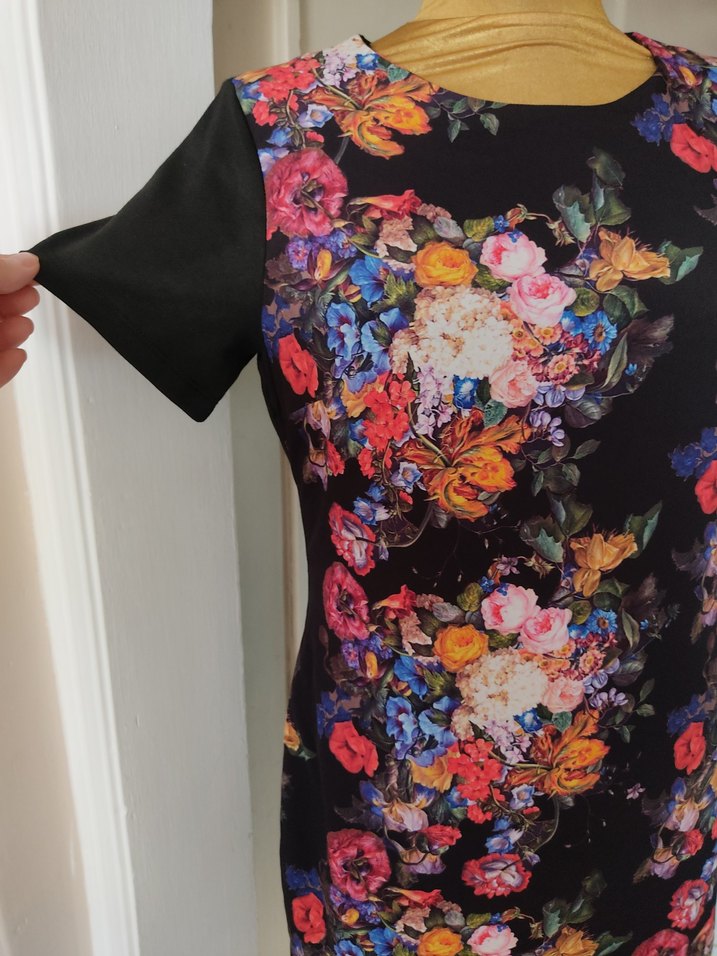 Çiçek Desenli Elbisesi - Görsel 4