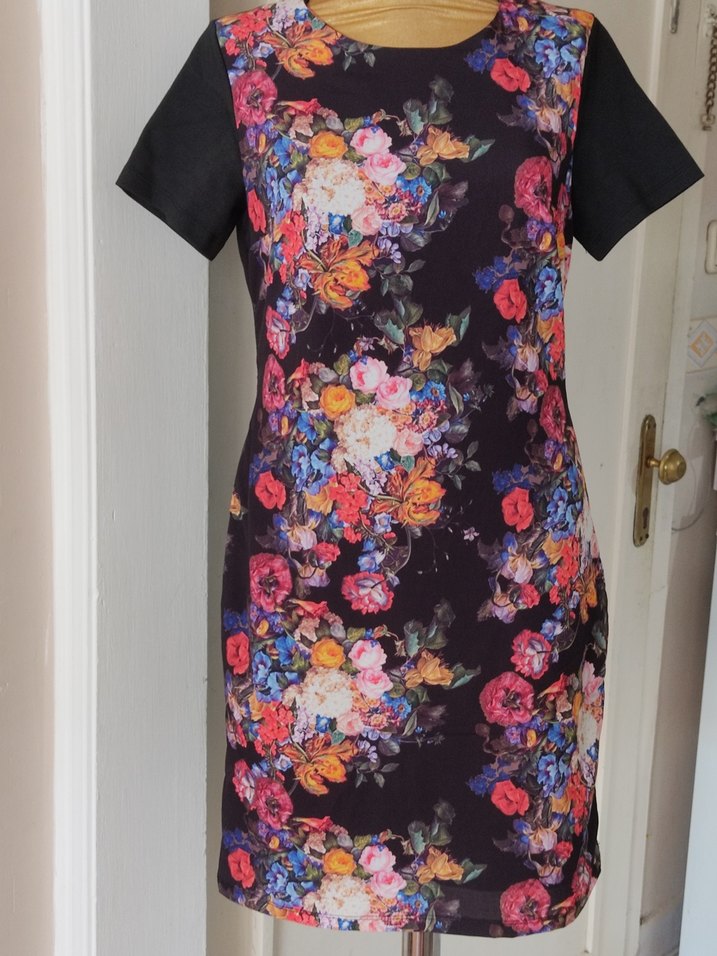 Çiçek Desenli Elbisesi - Görsel 2