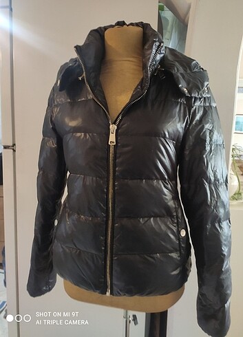 Zara Mont 