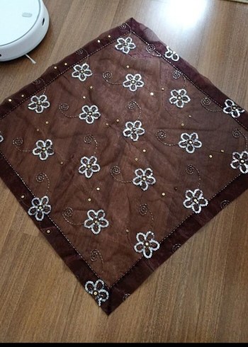 Bordo İşlemeli Masa Örtüsü
