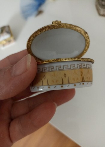  Beden İşlemeli Altın Renkli Yüzük Kutusu