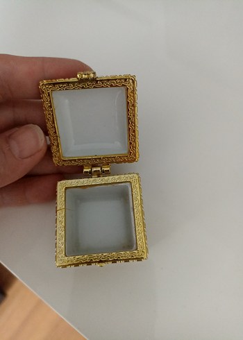 American Vintage Altın Renkli Çiçek Desenli Yüzük Kutusu
