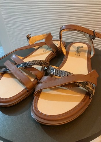 Kahverengi Yılan Desenli Sandalet - Görsel 2